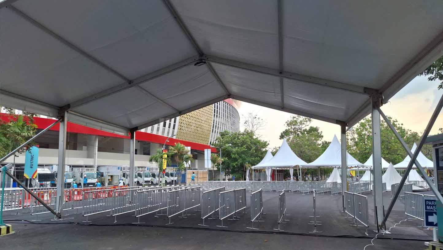 Barikade tempat pengecekan penonton di pintu sisi utara Stadion Manahan Solo. Pengecekan barang bawaan penonton akan dilakukan dengan teliti dan lebih rapi selama Piala Dunia U-17 2023. (Foto: Nofik Lukman Hakim/INDOSPORT)