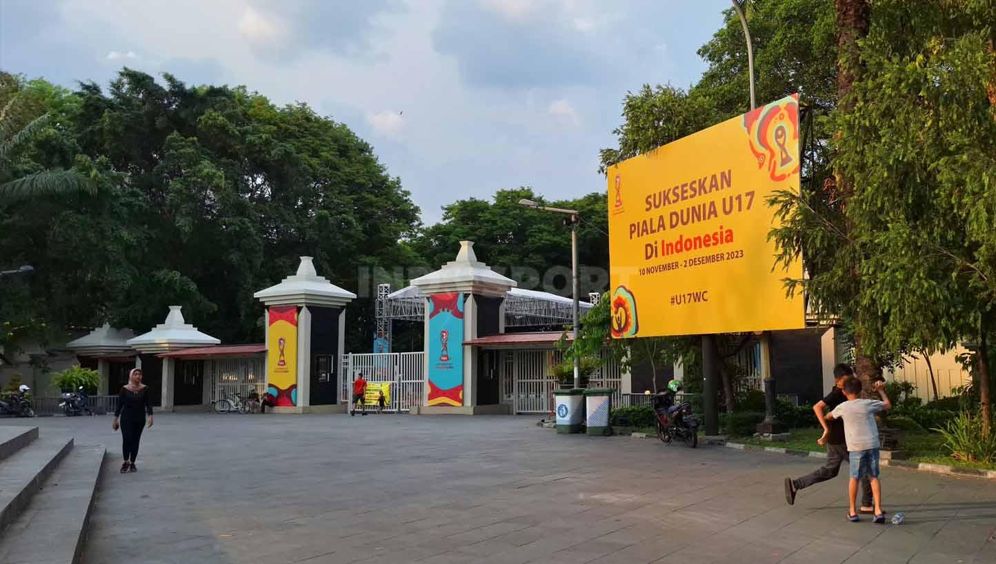 Branding Piala Dunia U-17 2023 sudah semarak di sekitaran Stadion Manahan Solo. (Foto: Nofik Lukman Hakim/INDOSPORT)
