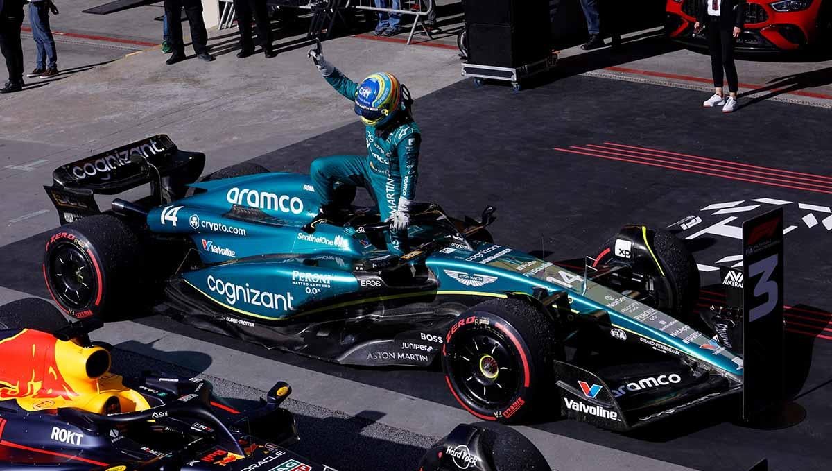 Pembalat Fernando Alonso berselebrasi usai finis di posisi ketiga Formula 1 di Sirkuit Sao Paulo, Brasil, Minggu (05/11/23). (Foto: REUTERS/Amanda Perobelli)