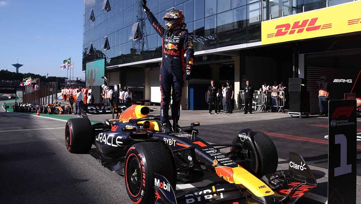 Max Verstappen merayakan kemenangannya finis pada posisi pertama Formula 1 di Sirkuit Sao Paulo, Brasil, Minggu (05/11/23). (Foto: REUTERS/Carla Carniel)