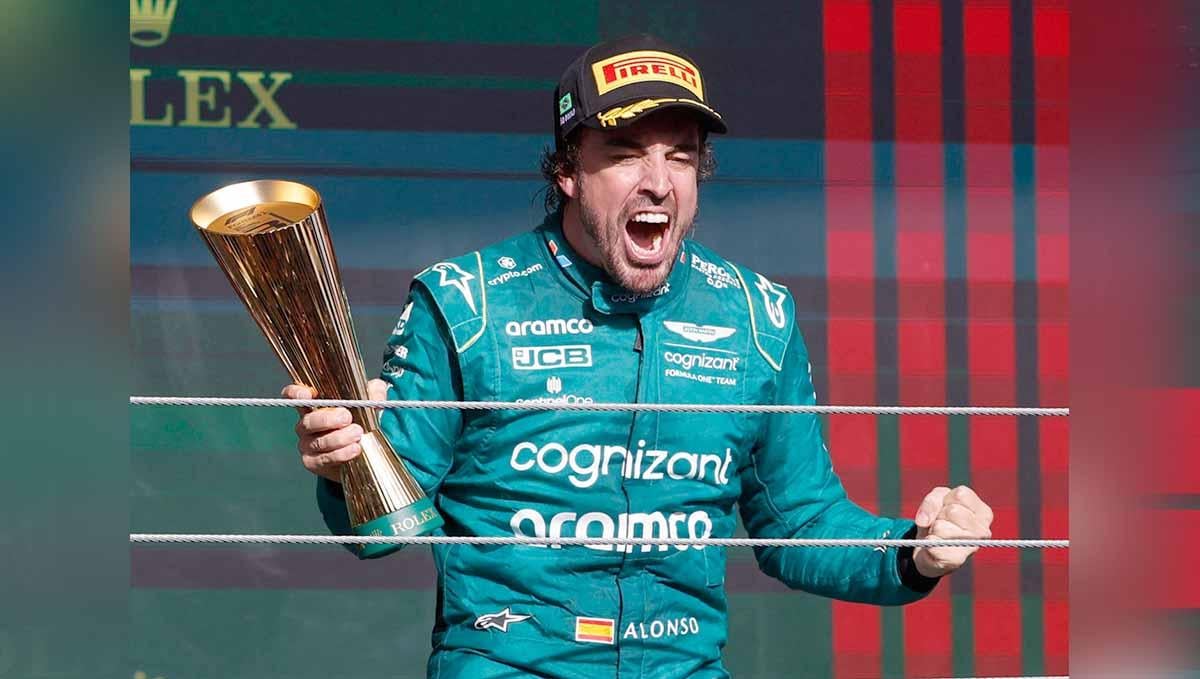 Fernando Alonso berselebrasi dengan trofi di podium usai finis ketiga balapan Formula 1 di Sirkuit Sao Paulo, Brasil, Minggu (05/11/23). (Foto: REUTERS/Amanda Perobelli)
