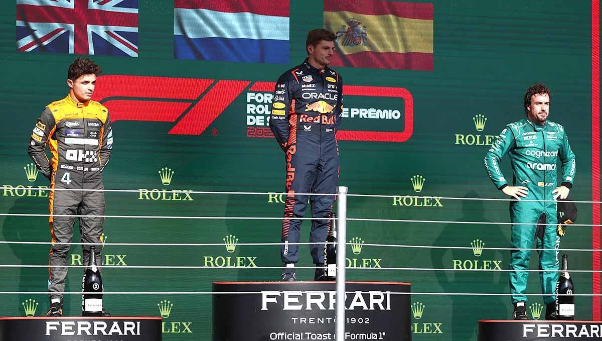 Pembalap Max Verstappen pada posisi pertama, Lando Norris berada di posisi kedua dan Fernando Alonso posisi ketiga di podium saat penyerahan trofi balapan Formula 1 di Sirkuit Sao Paulo, Brasil, Minggu (05/11/23). (Foto: REUTERS/Carla Carniel)