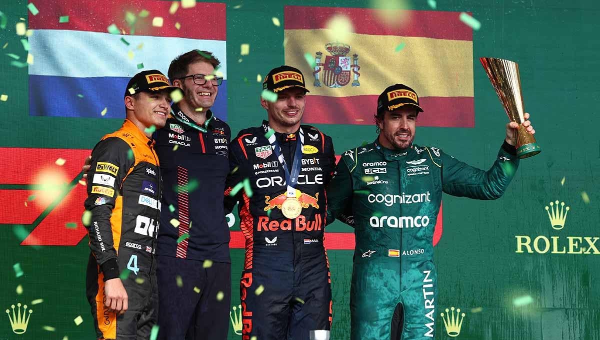 Pembalap Max Verstappen pada posisi pertama, Lando Norris berada di posisi kedua dan Fernando Alonso posisi ketiga di podium saat penyerahan trofi balapan Formula 1 di Sirkuit Sao Paulo, Brasil, Minggu (05/11/23). (Foto: REUTERS/Carla Carniel)