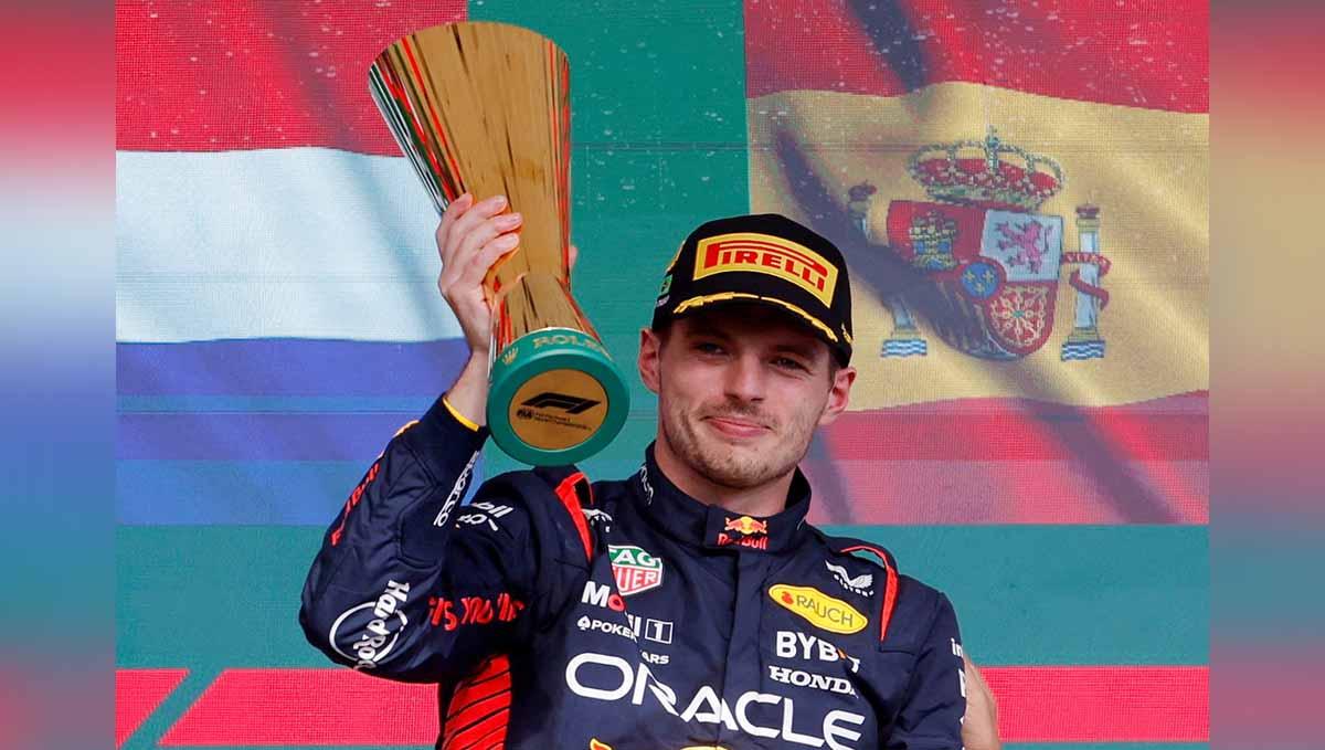Max Verstappen berselebrasi dengan trofi di podium usai memenangkan balapan Formula 1 di Sirkuit Sao Paulo, Brasil, Minggu (05/11/23). (Foto: REUTERS/Amanda Perobelli)
