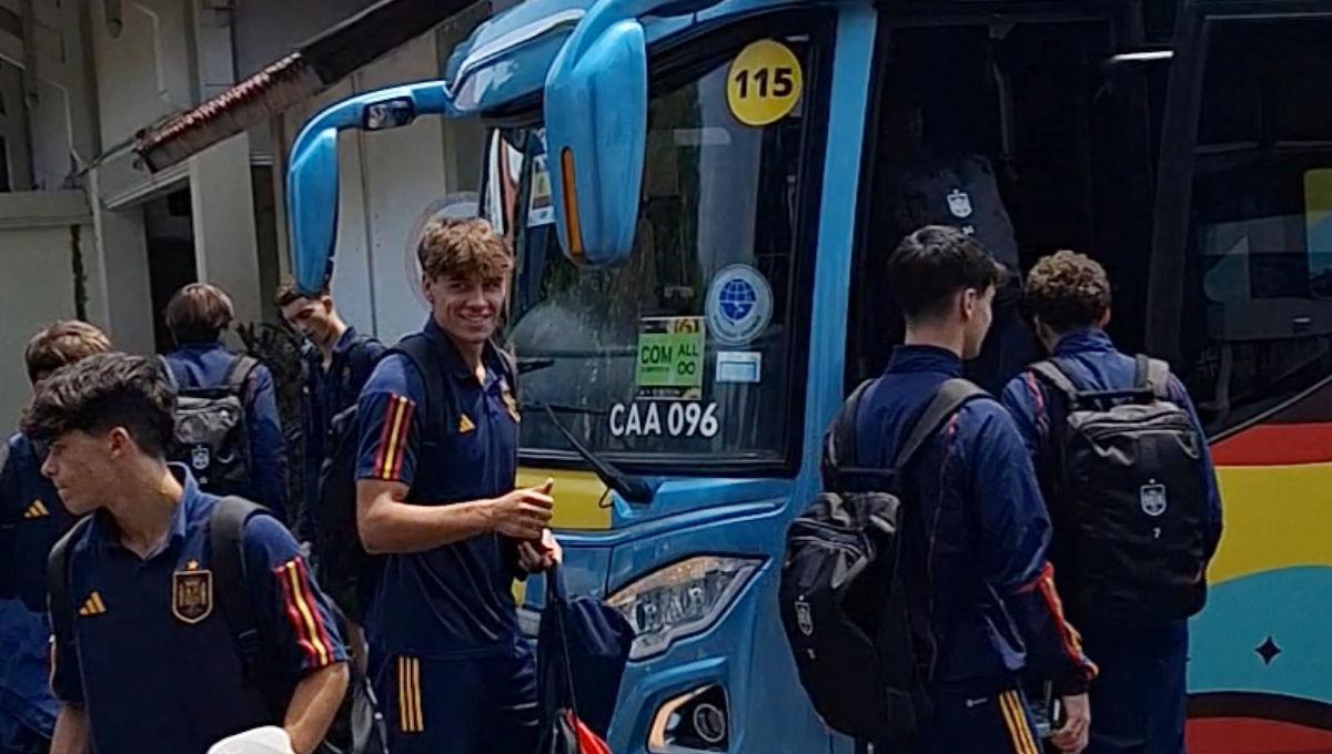 Pemain Timnas Spanyol U-17, Marc Guiu melambaikan tangan saat mendarat di bandara Adi Soemarmo, Solo, Senin (06/11/23).