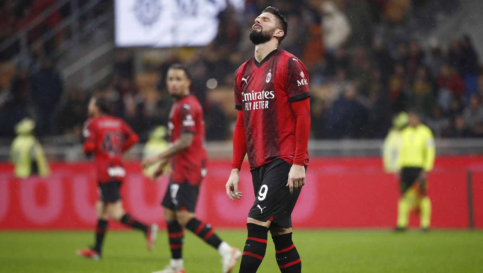 Ekspresi sedih pemain AC Milan Olivier Giroud saat kalah (Foto: REUTERS/Alessandro Garofalo) - INDOSPORT