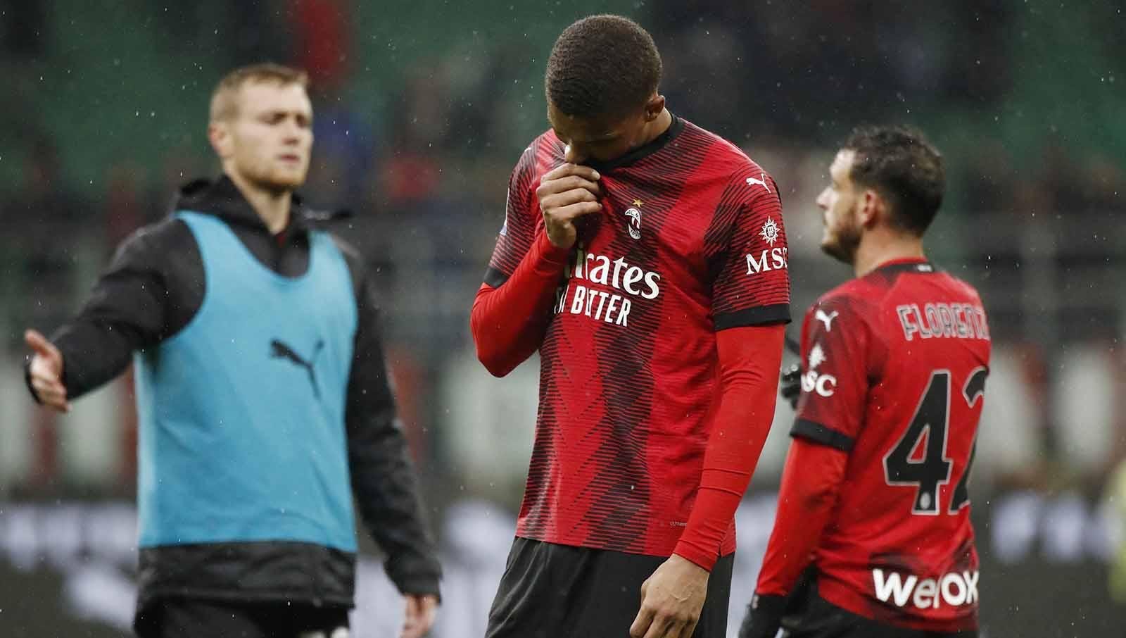 Ekspresi sedih pemain AC Milan Malick Thiaw saat kalah dari Udinese dengan skor 0-1 pada laga Liga Italia 2023/2024, Minggu (05/11/23), di San Siro (Foto: REUTERS/Alessandro Garofalo) - INDOSPORT