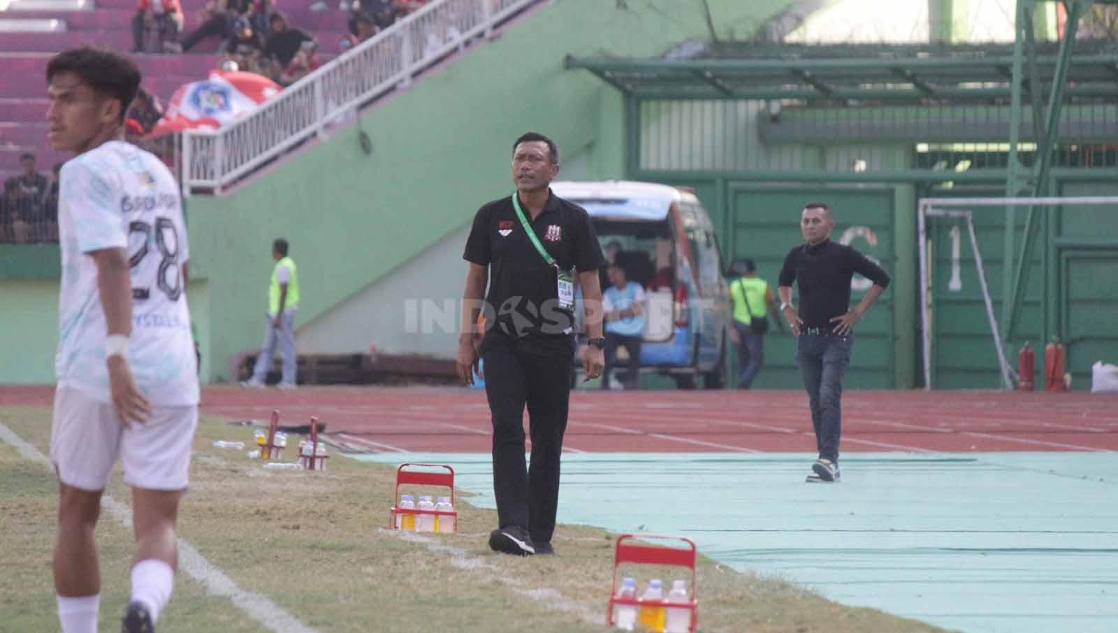 Pelatih Deltras FC Widodo C Putro memberikan instruksi pemainnya dari pinggir lapangan pada laga Pegadaian Liga 2 di Stadion Gelora Delta Sidoarjo, Senin (06/11/23). (Foto: Fitra Herdian/INDOSPORT)