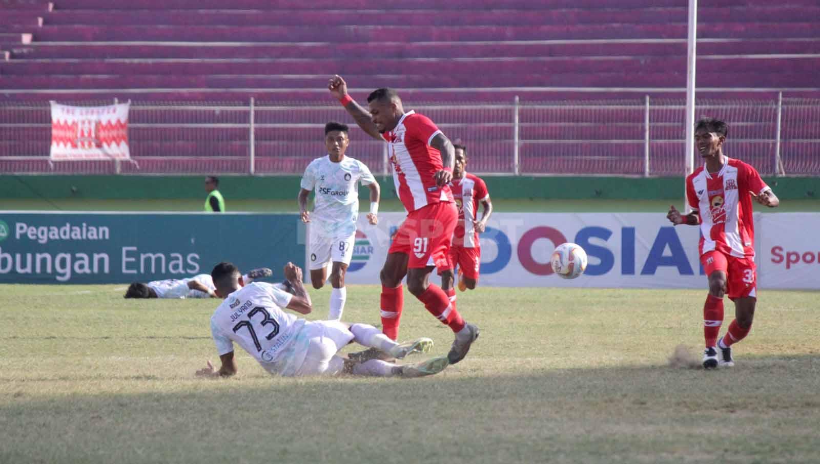 Salah satu suasana pertandingan Liga 2 antara Deltras FC vs PSCS Cilacap, Senin (06/11/23). Foto: Fitra Herdian/INDOSPORT.