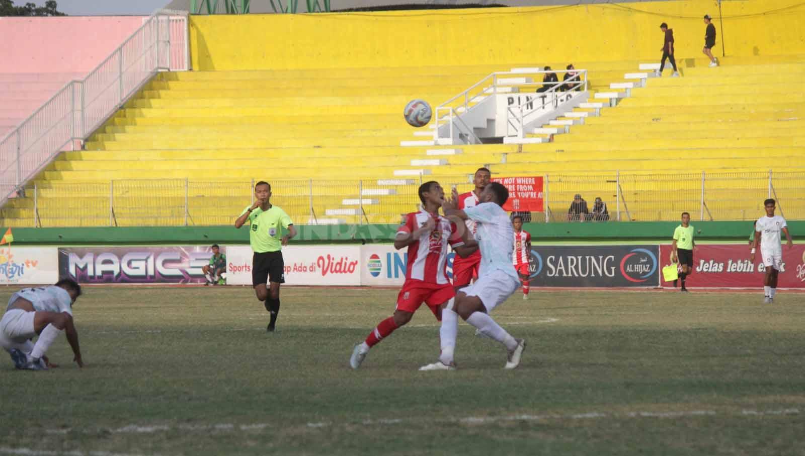 Pemain Deltras FC Thaufan Hidayat berduel dengan bek PSCS Cilacap Rafael Rodrigues di laga Pegadaian Liga 2 di Stadion Gelora Delta Sidoarjo, Senin (06/11/23). Foto: Fitra Herdian/INDOSPORT.