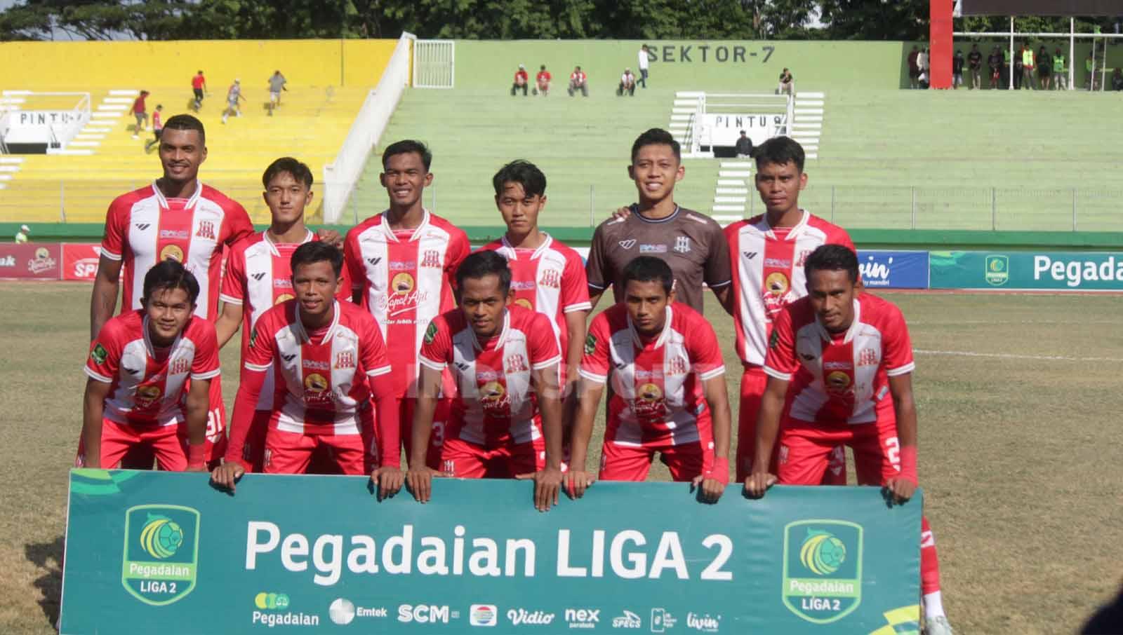 Tim Skuad Deltras FC saat melawan PSCS Cilacap pada laga Pegadaian Liga 2 di Stadion Gelora Delta Sidoarjo, Senin (06/11/23). (Foto: Fitra Herdian/INDOSPORT) - INDOSPORT