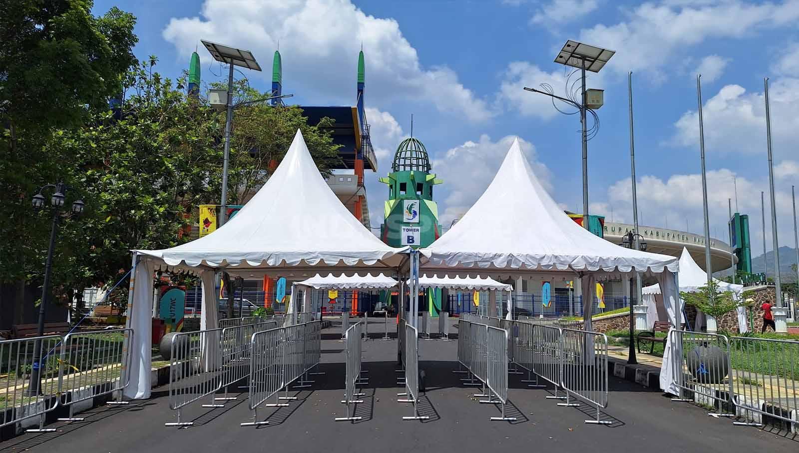 Pintu masuk utama Stadion Si Jalak Harupat, Kabupaten Bandung, Senin (06/11/2023), sudah dipasang pagar barikade jelang Piala Dunia U-17 2023.