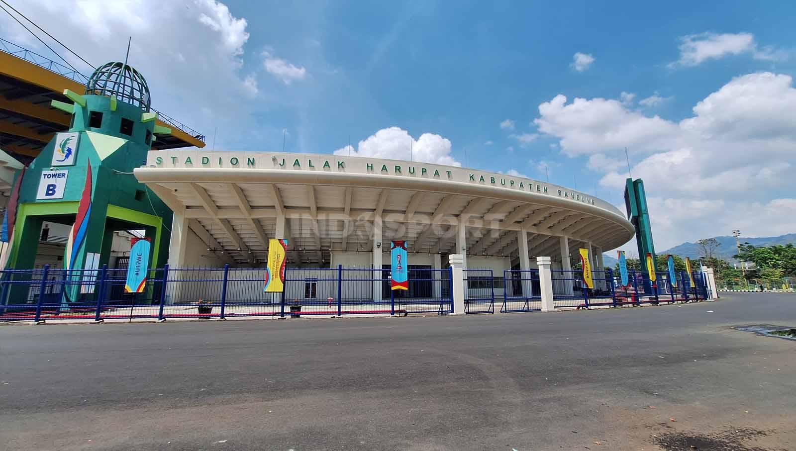 Kondisi terkini di luar Stadion Si Jalak Harupat, Kabupaten Bandung, sisi sebelah utara, Senin (06/11/23), jelang Piala Dunia U-17 2023.