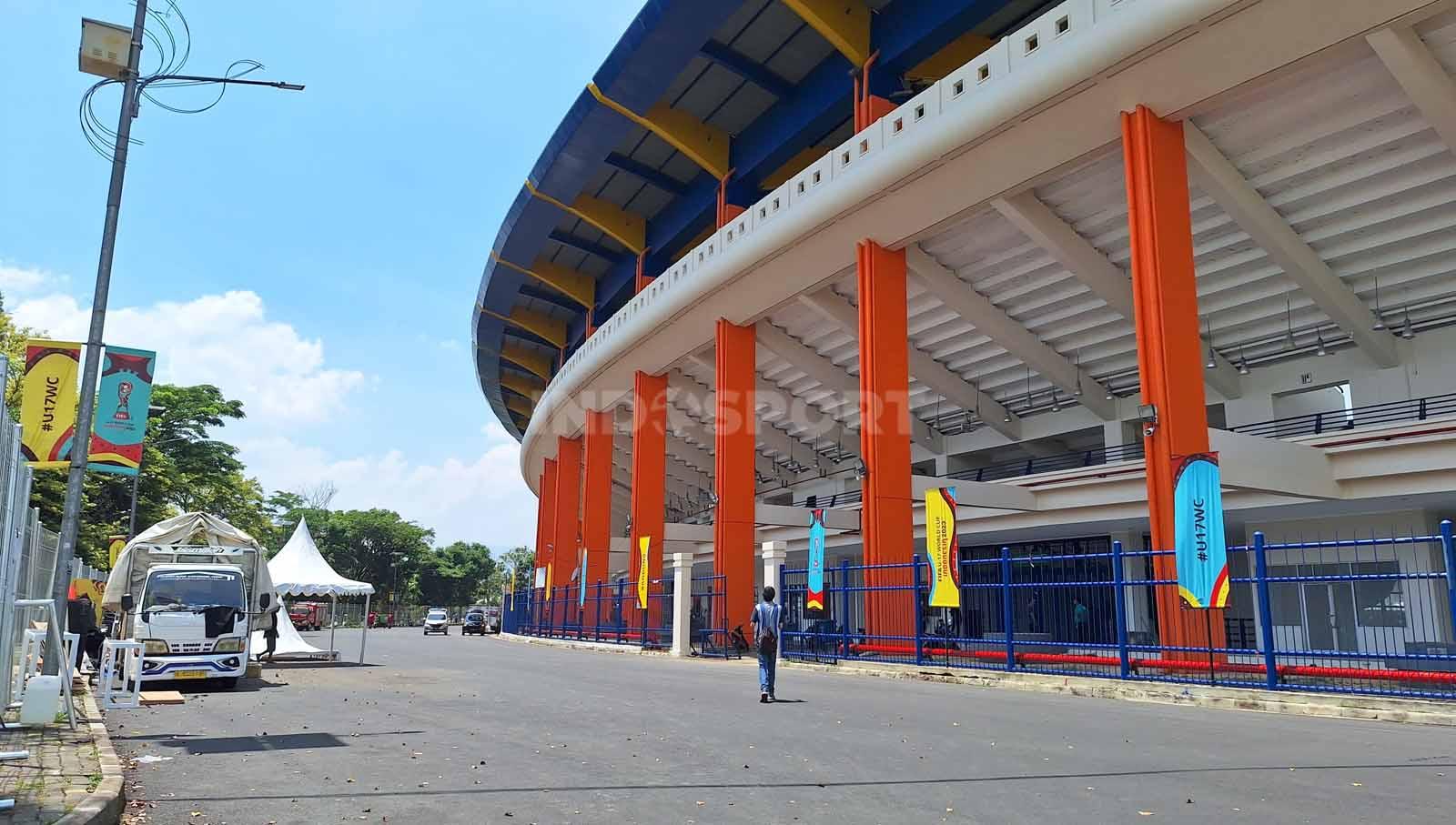 Kondisi belakang tribun Timur Stadion Si Jalak Harupat, Kabupaten Bandung, Senin (06/11/23), pekerja masih mempersiapkan berbagai perlengkapan untuk Piala Dunia U-17 2023.