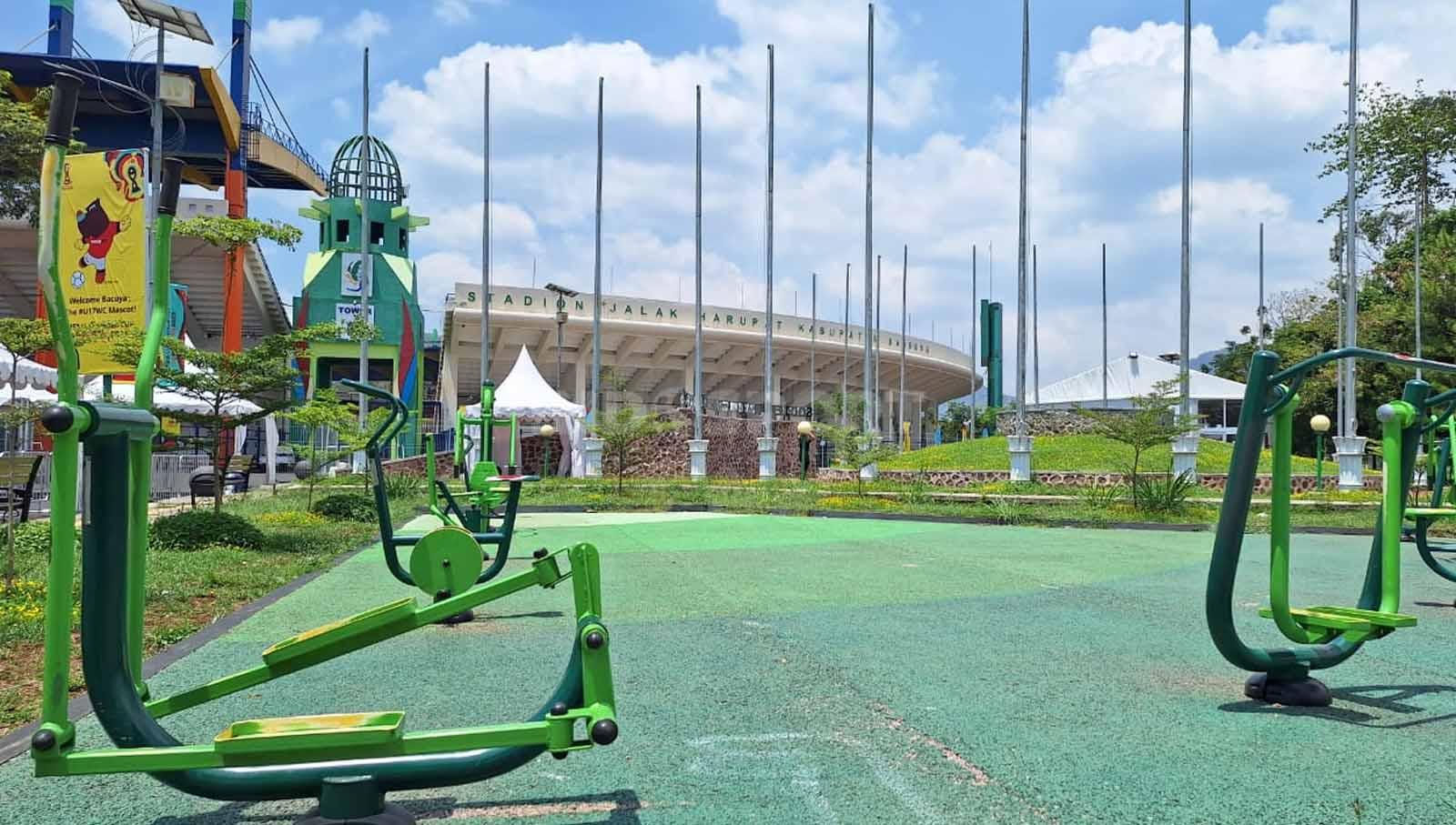Kondisi taman belakang tribun Utara Stadion Si Jalak Harupat, Kabupaten Bandung, Senin (06/11/23), jelang Piala Dunia U-17 2023.