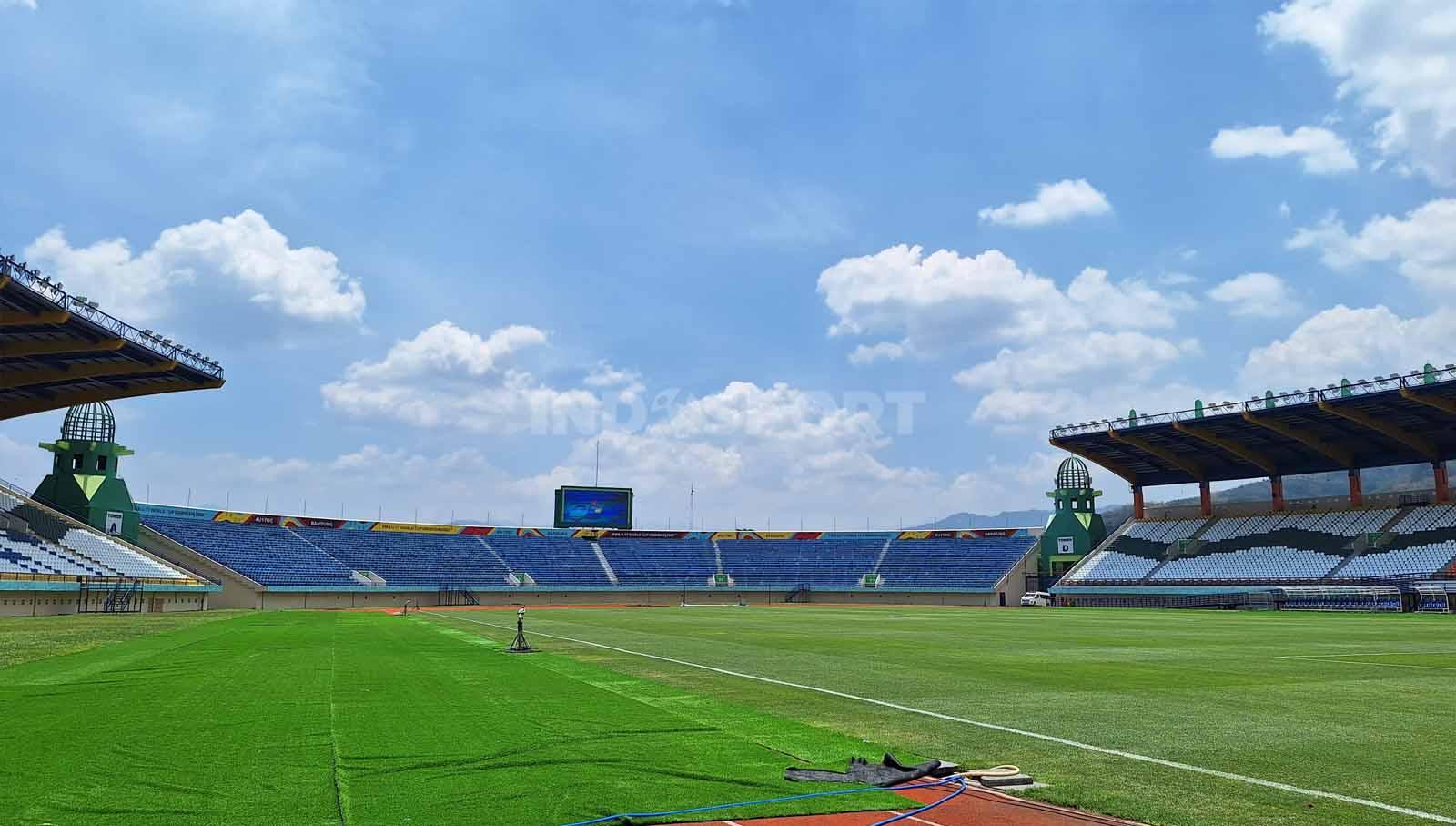 Beberapa persiapan terusan dilakukan di bagian dalam Stadion Si Jalak Harupat, Kabupaten Bandung, Senin (06/11/23), jelang bergulirnya Piala Dunia U-17 2023, di stadion ini rencananya akan ada dua grup yang bertanding yakni D dan F.