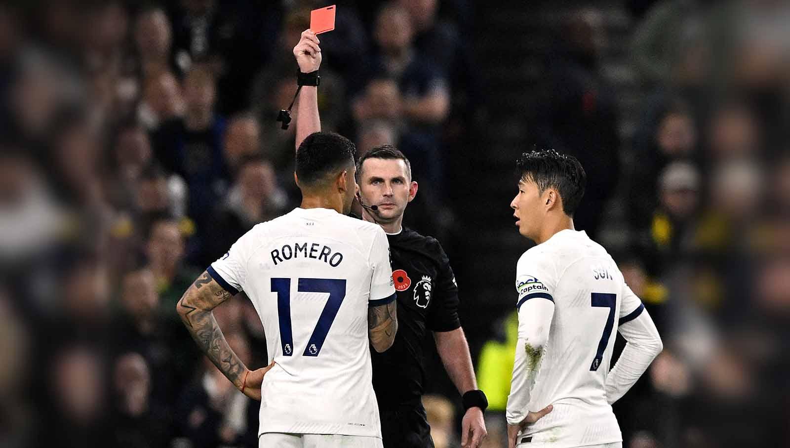 Bahkan di laga tersebut Tottenham Hotspur harus kehilangan Cristian Romero yang diganjar kartu merah oleh wasit. Foto: REUTERS/Tony Obrien.