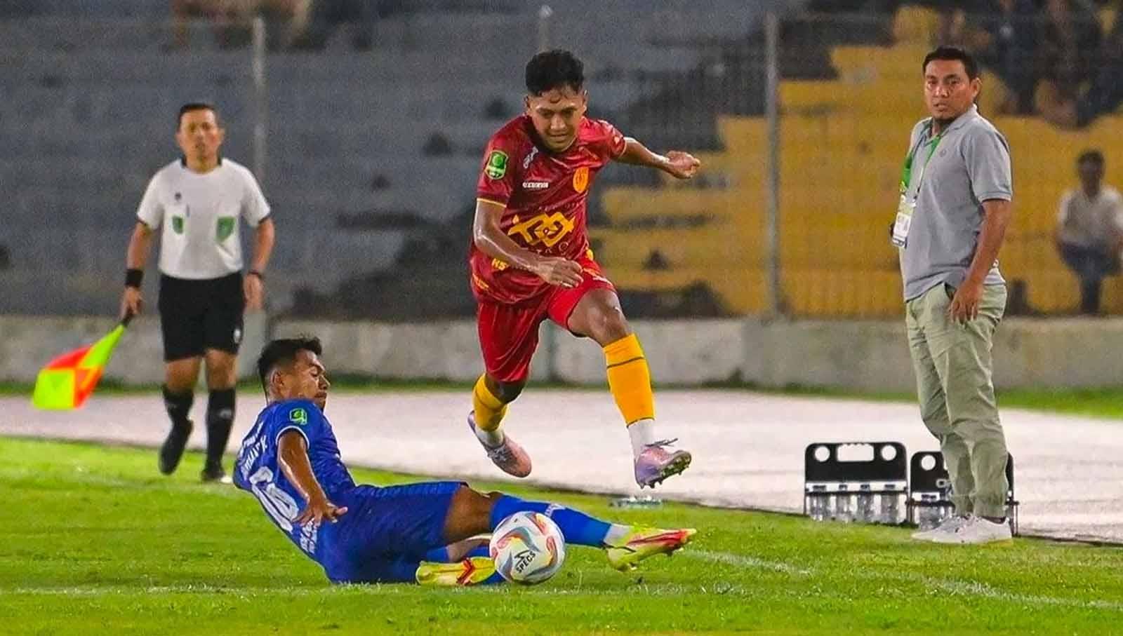 Duel panas nan sengit antara PSPS Riau (baju merah) dengan Persiraja Banda Aceh (baju biru) di Liga 2. (Foto: Instagram@PSPS Riau)