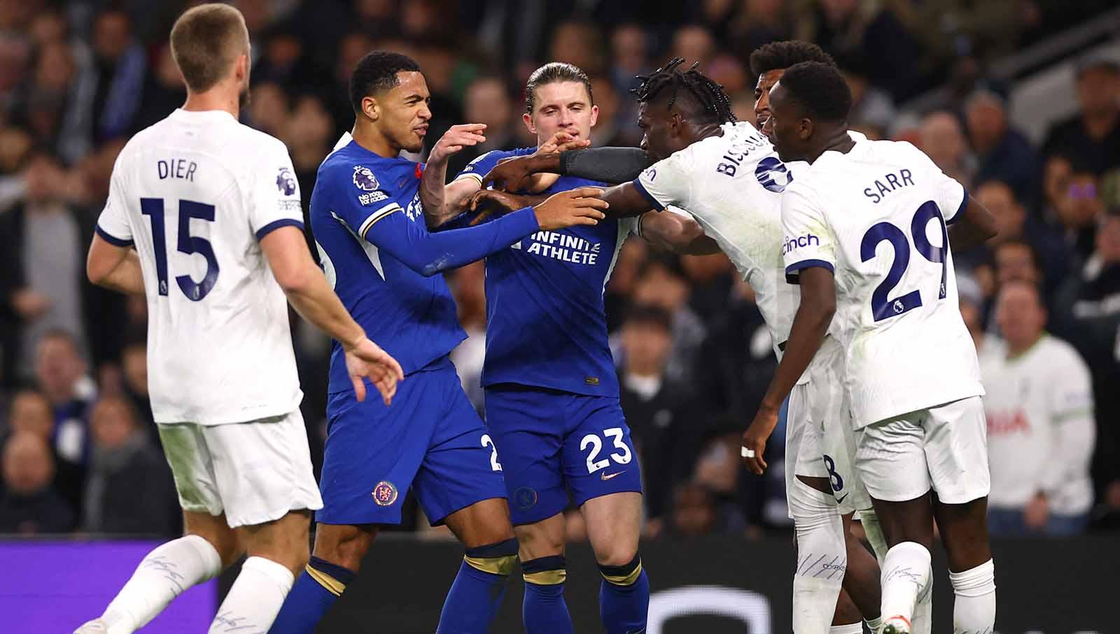 Laga Tottenham vs Chelsea juga memanas gara-gara Levi Colwill dan Conor Gallagher yang ribut-ribut dengan Yves Bissouma dan Pape Matar Sarr. Foto: Reuters/Matthew Childs.