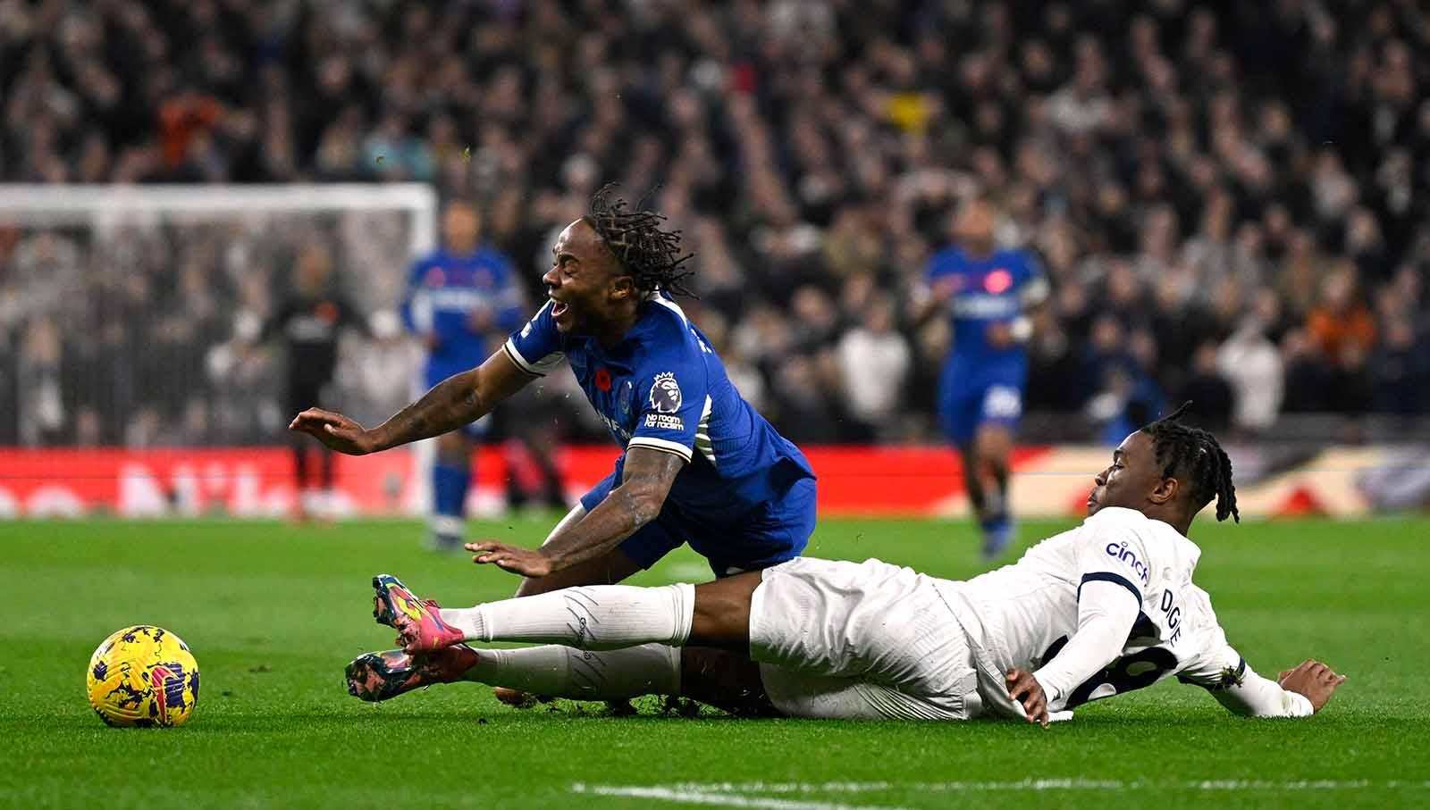 Bintang Liga Inggris (Premier League) dari Chelsea, Raheem Sterling, terancam sanksi berat dari federasi sepakbola Inggris atau FA. (Foto: REUTERS/Tony Obrien)