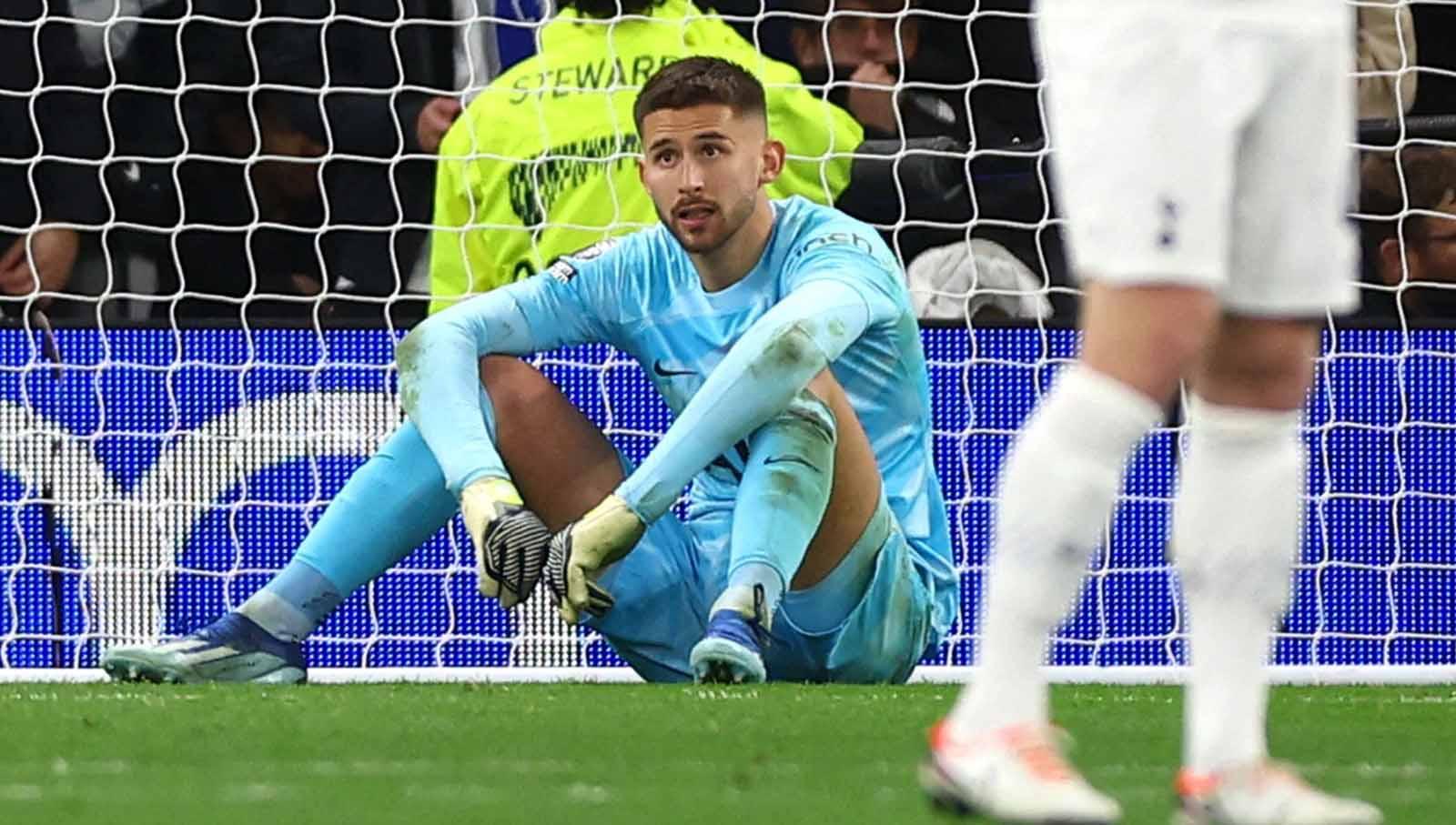 Reaksi kiper Tottenham Hotspur, Guglielmo Vicario, nampak sedih usai Nicolas Jackson mencetak gol ke gawangnya. Foto: REUTERS/Matthew Childs.