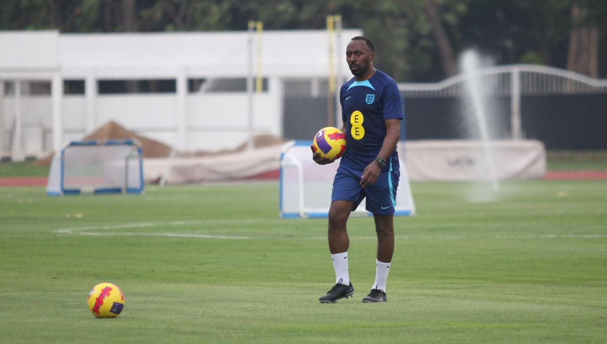 Asisten pelatih Timnas Inggris U-17, Darius Vassell saat memimpin latihan tim di Stadion Madya Senaya, Selasa (07/11/23).