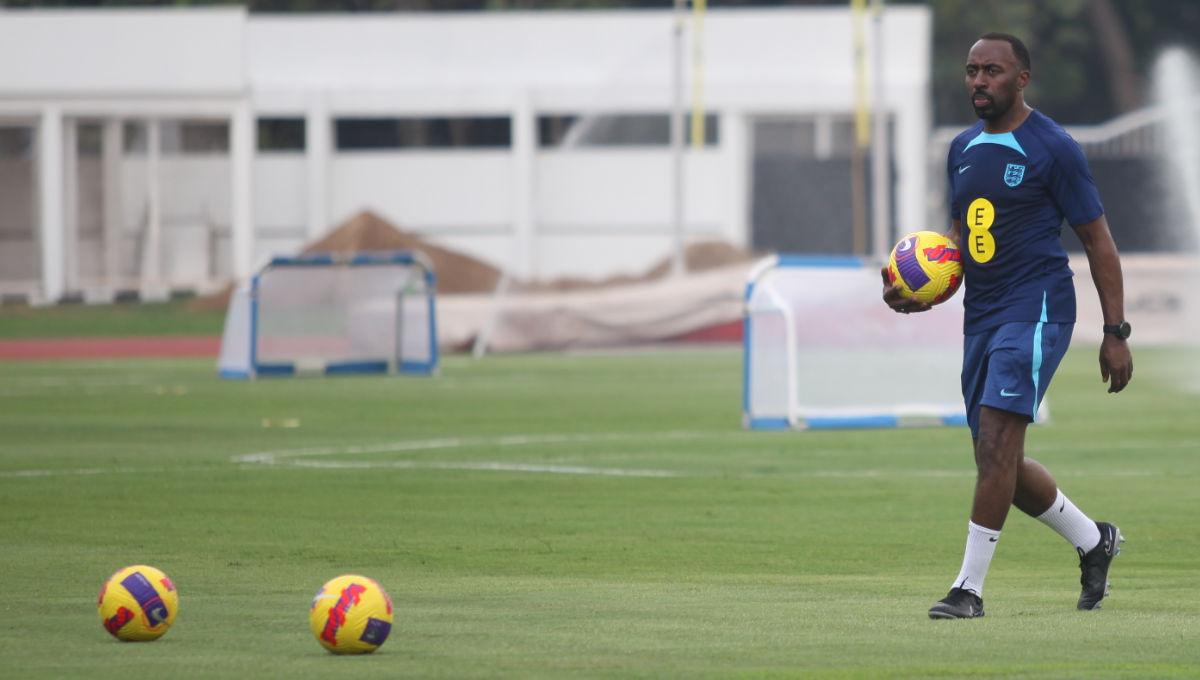 Asisten pelatih Timnas Inggris U-17, Darius Vassell saat memimpin latihan tim di Stadion Madya Senaya, Selasa (07/11/23).