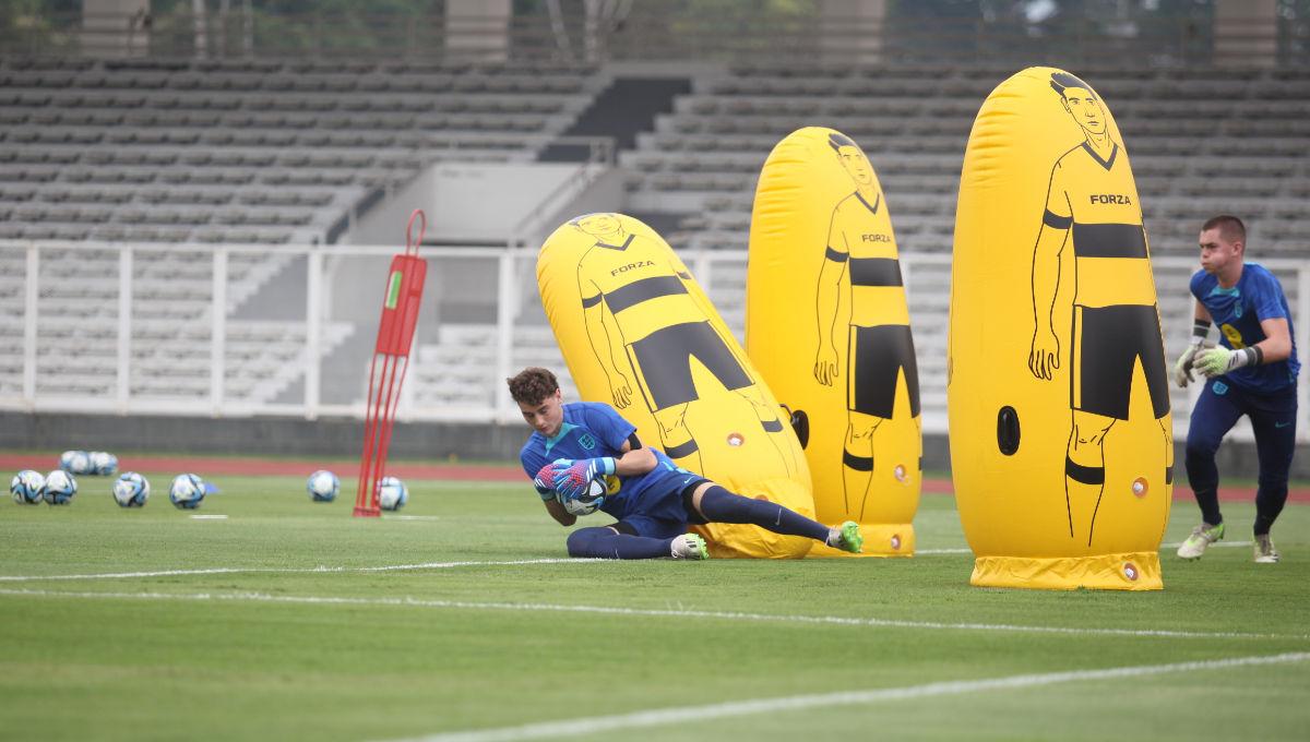 3 kiper Timnas Inggris U-17 saat mengikuti latihan tim jelang Piala Dunia U-17 di Stadion Madya Senayan, Selasa (07/11/23).