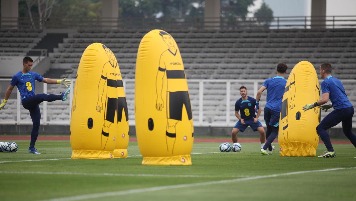 3 kiper Timnas Inggris U-17 saat mengikuti latihan tim jelang Piala Dunia U-17 di Stadion Madya Senayan, Selasa (07/11/23).