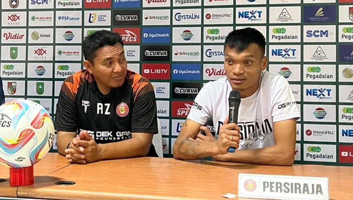 Pelatih Persiraja, Achmad Zulkifli (kiri), bersama pemainnya, Ferdinand Sinaga (kanan). (Foto: MO Persiraja Banda Aceh)