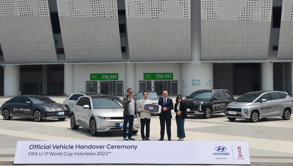Penyerahan simbolisasi 148 unit kendaraan Hyundai untuk para eksekutif dan FIFA officials di J