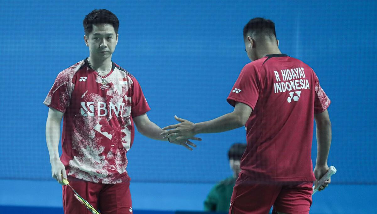 Debut dengan Kevin Sanjaya Sukamuljo di Korea Masters 2023, bintang muda Rahmat Hidayat ketiban wejangan spesial dari tiga legenda bulutangkis sekaligus. - INDOSPORT