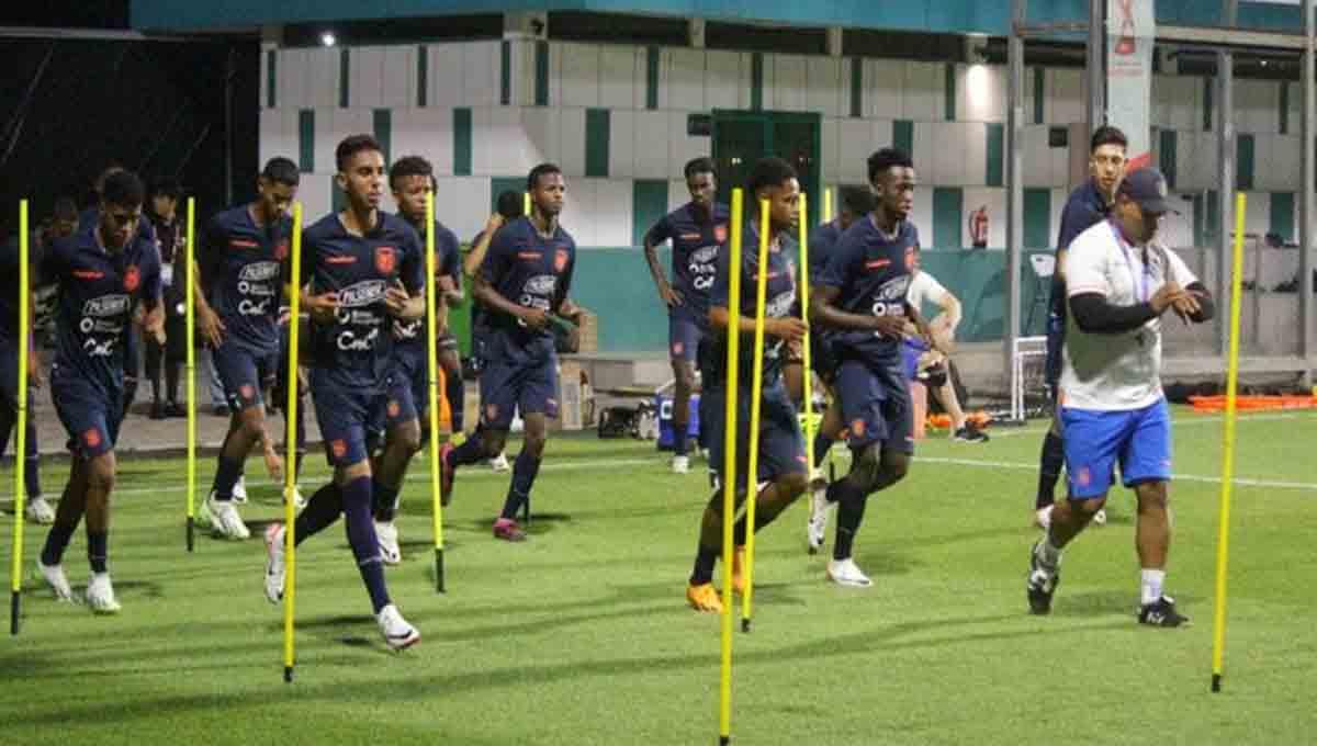 Timnas Ekuador U-17 berlatih di Lapangan A Kompleks Stadion GBT Surabaya.