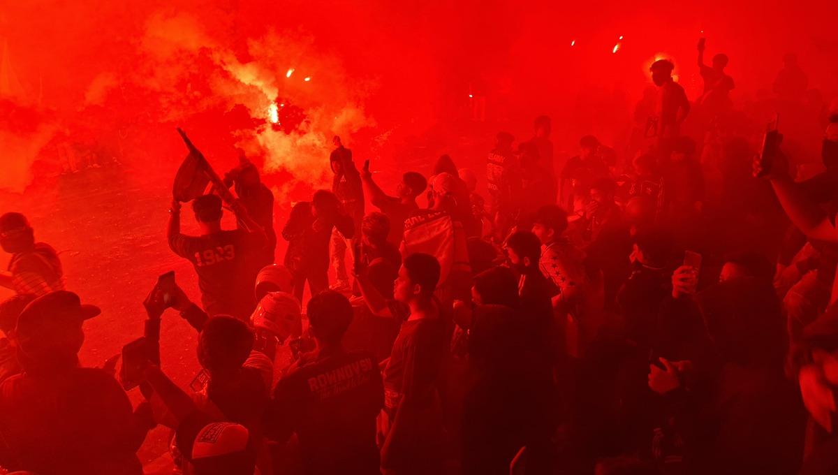 Suporter Persis Solo merayakan hari jadi ke-100 pada Rabu (8/11/23) pukul 00.01 WIB dengan memadati jalanan dan membakar ribuan flare. Pesta perayaan ini baru saja dimulai.