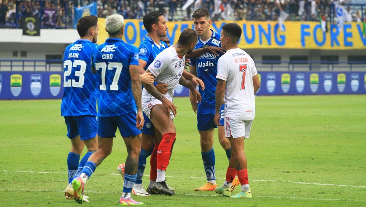 Salah satu suasana laga Persib vs Arema FC di Stadion GBLA, Kota Bandung, Rabu (08/11/23). Foto: Arif Rahman/INDOSPORT.