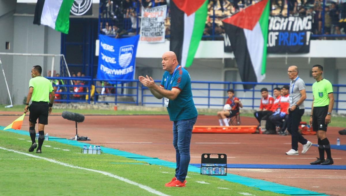 Pelatih Persib, Bojan Hodak, saat menghadapi Arema FC pada pertandingan Liga 1 2023-2024 di Stadion GBLA, Kota Bandung, Rabu (08/11/23). (Foto: Arif Rahman/INDOSPORT)