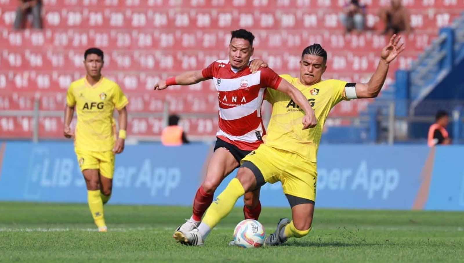 Lulinha saat ditempel ketat Anderson pada laga Liga 1 2023 di Stadion Brawijaja, Kediri, Rabu (08/11/23). (Foto: MO Madura United)
