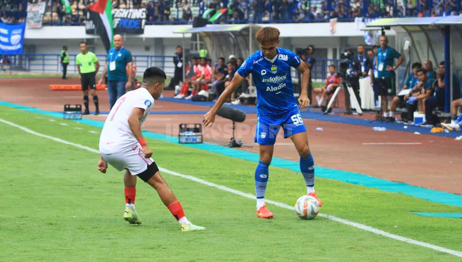Bek kiri Persib, Rezaldi Hehanusa mencoba melewati pemain Arema FC, pada pertandingan Liga 1 2023-2024 di Stadion GBLA, Kota Bandung, Rabu (08/11/23).