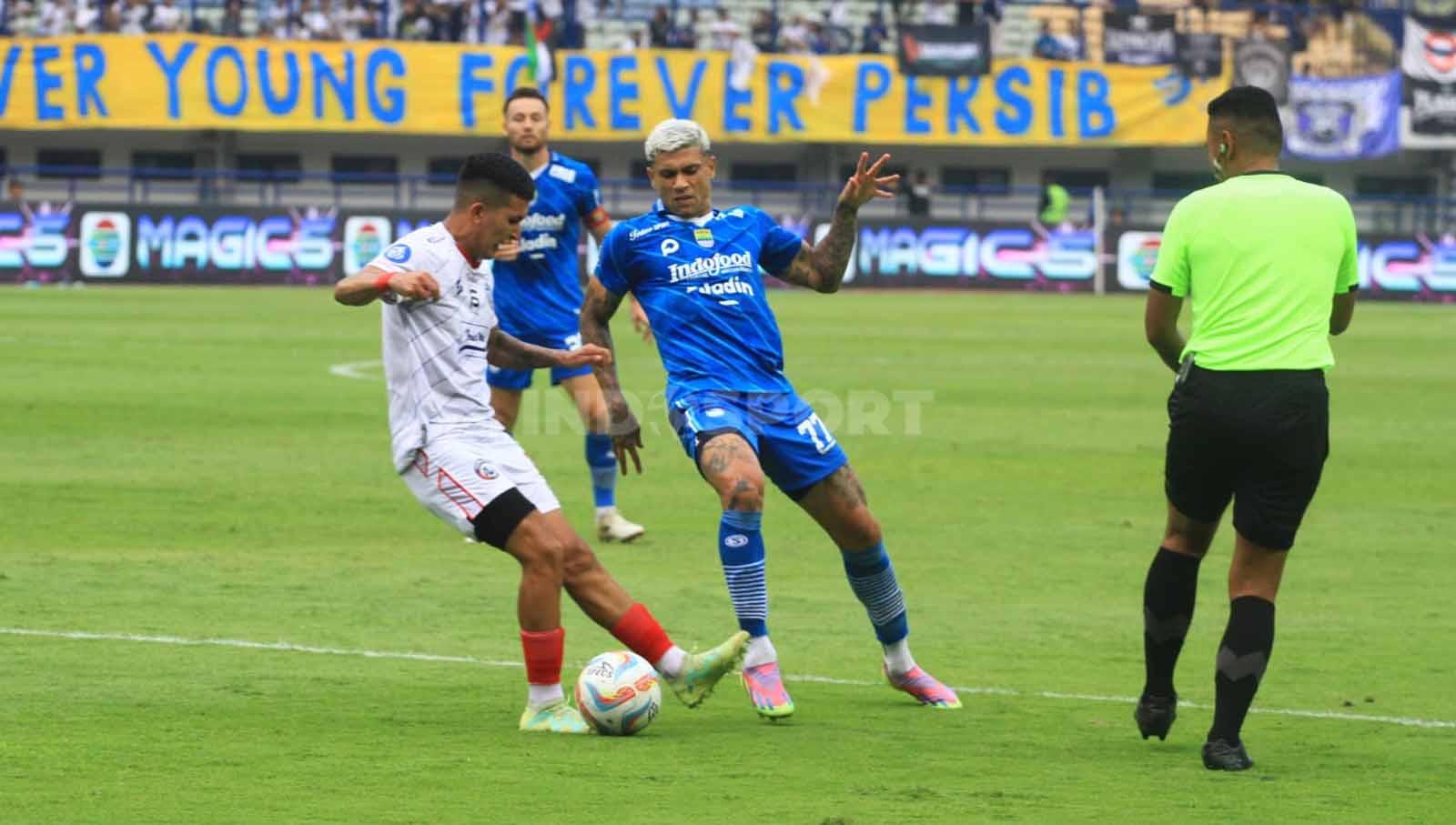 Winger Persib, Ciro Alves mencoba merebut bola dari pemain Arema FC pada pertandingan Liga 1 2023-2024 di Stadion GBLA, Kota Bandung, Rabu (08/11/23).