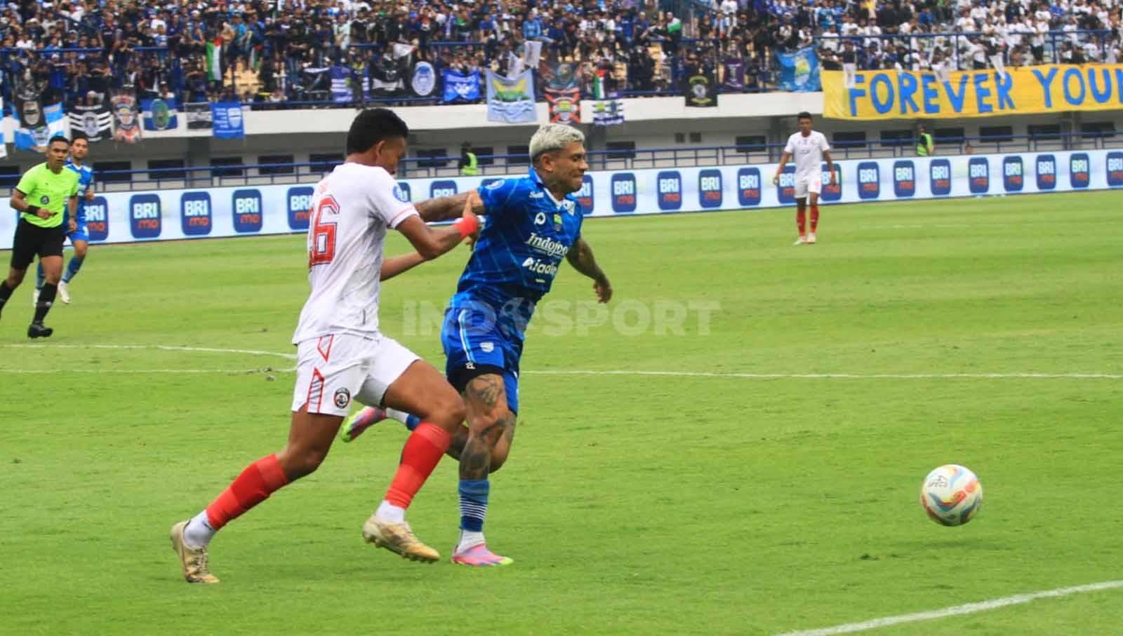 Winger Persib, Ciro Alves dikawal ketat pemain Arema FC pada pertandingan Liga 1 2023-2024 di Stadion GBLA, Kota Bandung, Rabu (08/11/23).