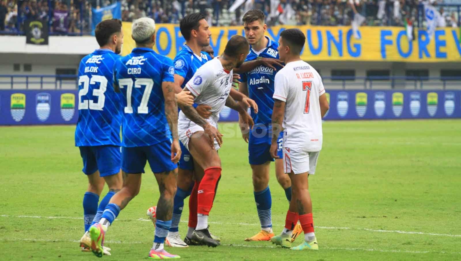 Pemain Persib dan Arema FC beraitegang pada pertandingan Liga 1 2023-2024 di Stadion GBLA, Kota Bandung, Rabu (08/11/23).
