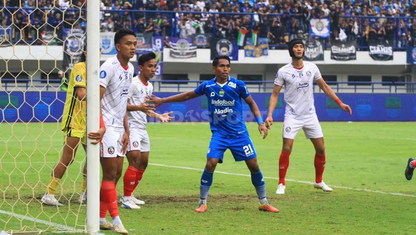 Winger Persib, Frets Butuan mendapat pengawalan ketat dari pemain Arema FC pada pertandingan Liga 1 2023-2024 di Stadion GBLA, Kota Bandung, Rabu (08/11/23).