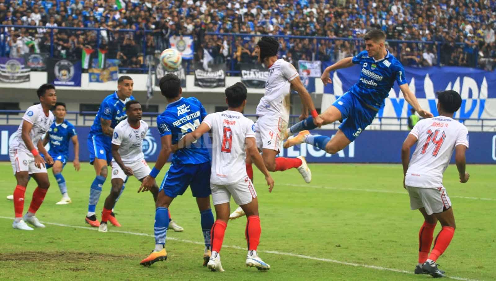 Pemain Persib dan Arema FC berebut bola pada pertandingan Liga 1 2023-2024 di Stadion GBLA, Kota Bandung, Rabu (08/11/23).