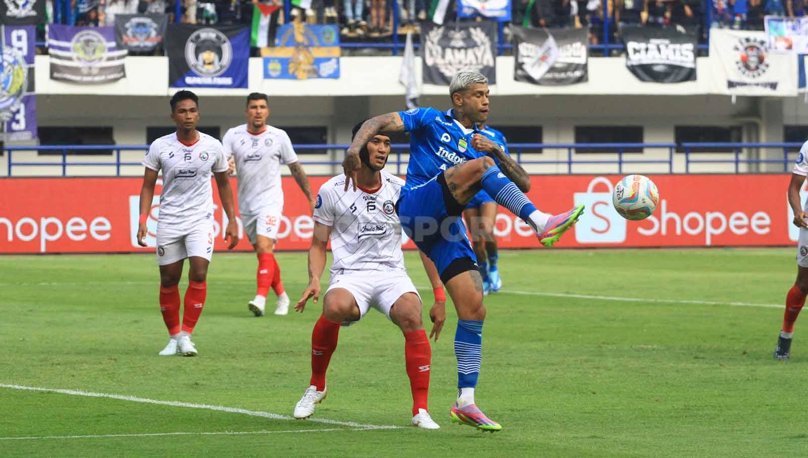 Winger Persib, Ciro Alves,  mencoba menguasai bola saat menghadapi Arema FC pada pertandingan Liga 1 2023-2024 di Stadion GBLA, Kota Bandung, Rabu (08/11/23).
