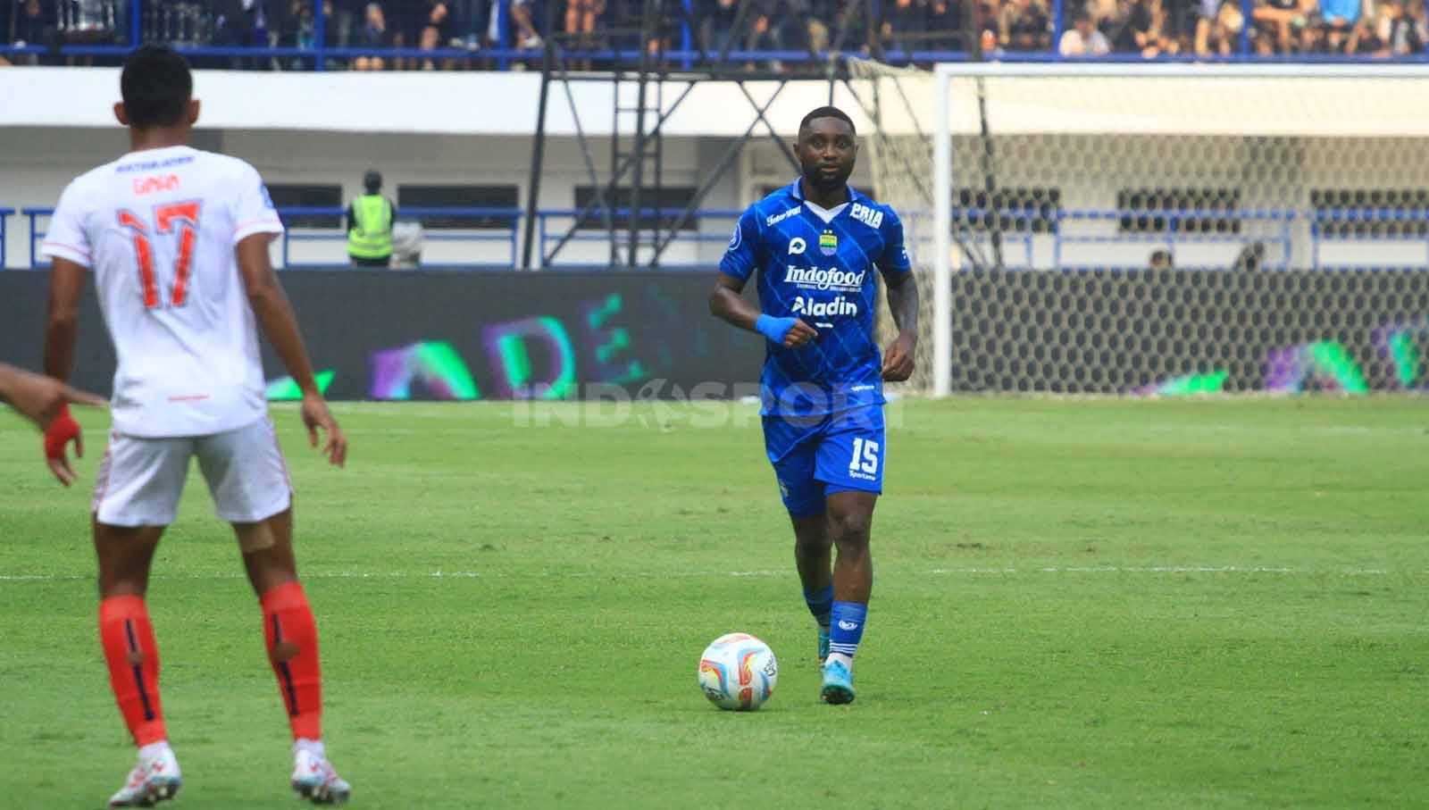 Gelandang Persib, Levy Madinda, saat pertandingan menghadapi Arema FC pada pertandingan Liga 1 2023-2024 di Stadion GBLA, Kota Bandung, Rabu (08/11/23).
