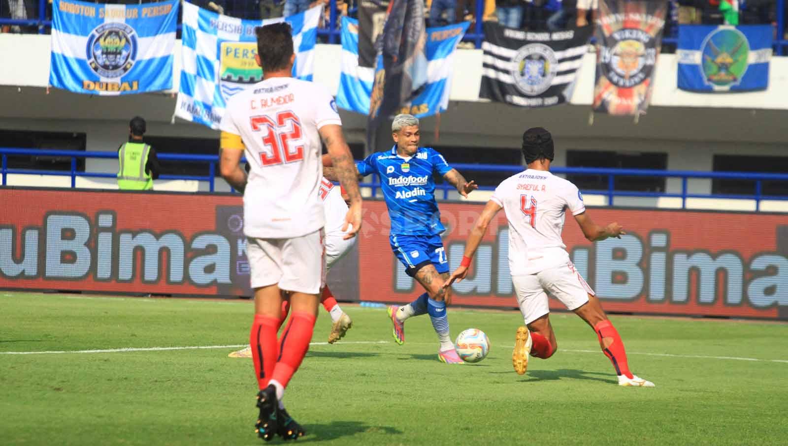 Winger Persib, Ciro Alves mendapat pengawalan ketat dari pemain Arema FC pada pertandingan Liga 1 2023-2024 di Stadion GBLA, Kota Bandung, Rabu (08/11/23).