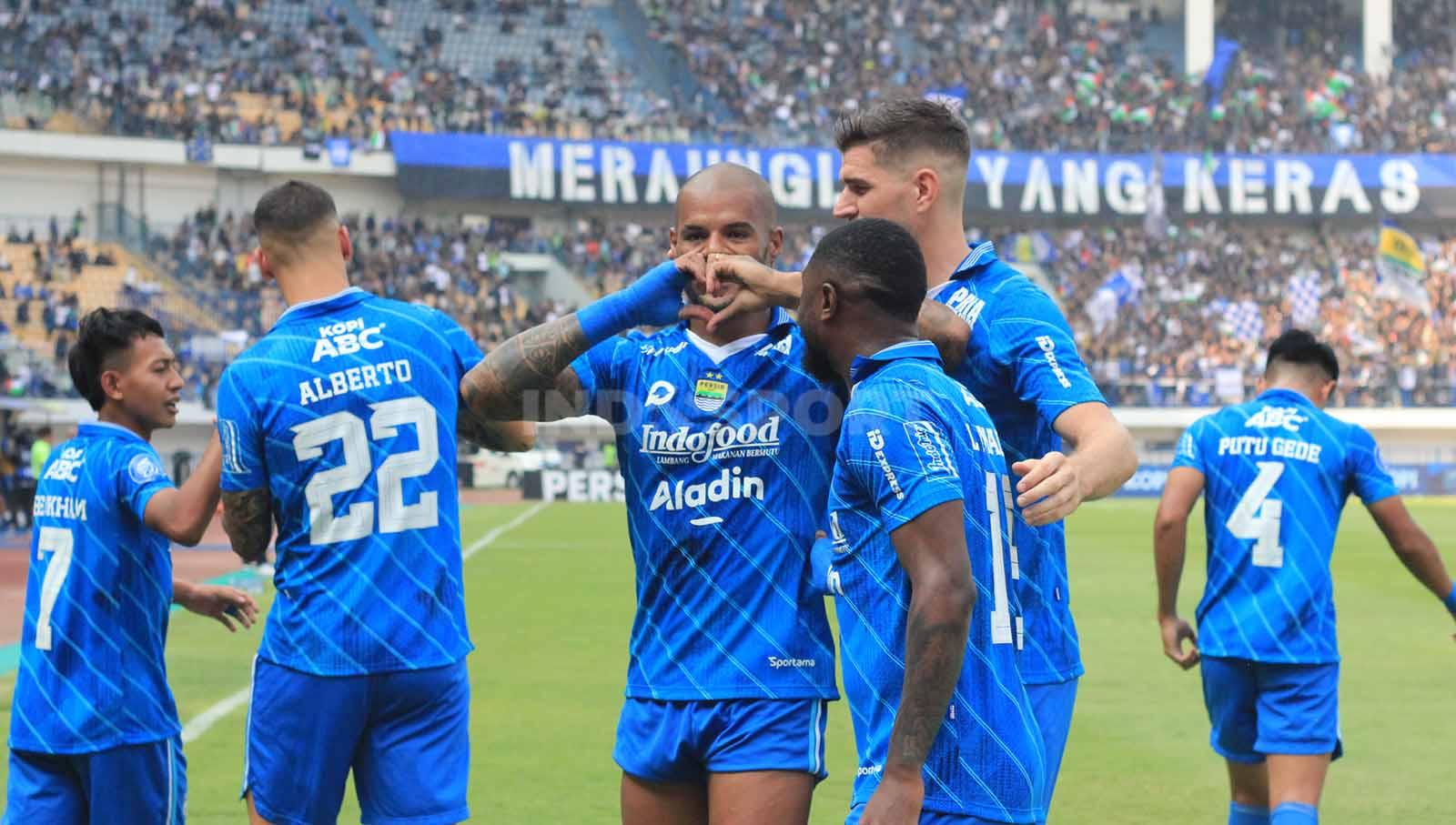 Selebrasi striker Persib, David da Silva usai mencetak gol ke gawang Arema FC pada pertandingan Liga 1 2023-2024 di Stadion GBLA, Kota Bandung, Rabu (08/11/23).