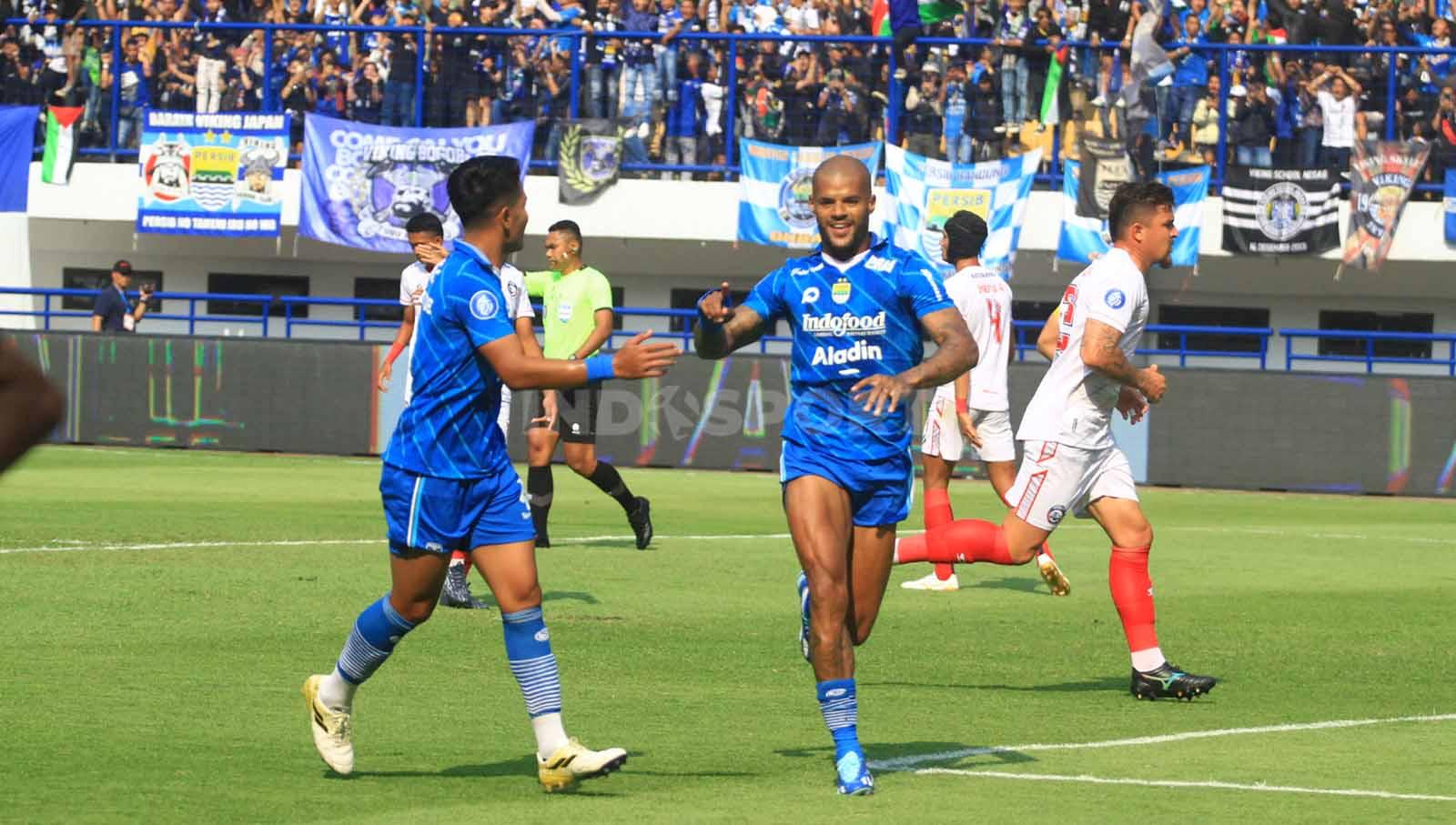 Selebrasi striker Persib, David da Silva usai mencetak gol ke gawang Arema FC pada pertandingan Liga 1 2023-2024 di Stadion GBLA, Kota Bandung, Rabu (08/11/23).