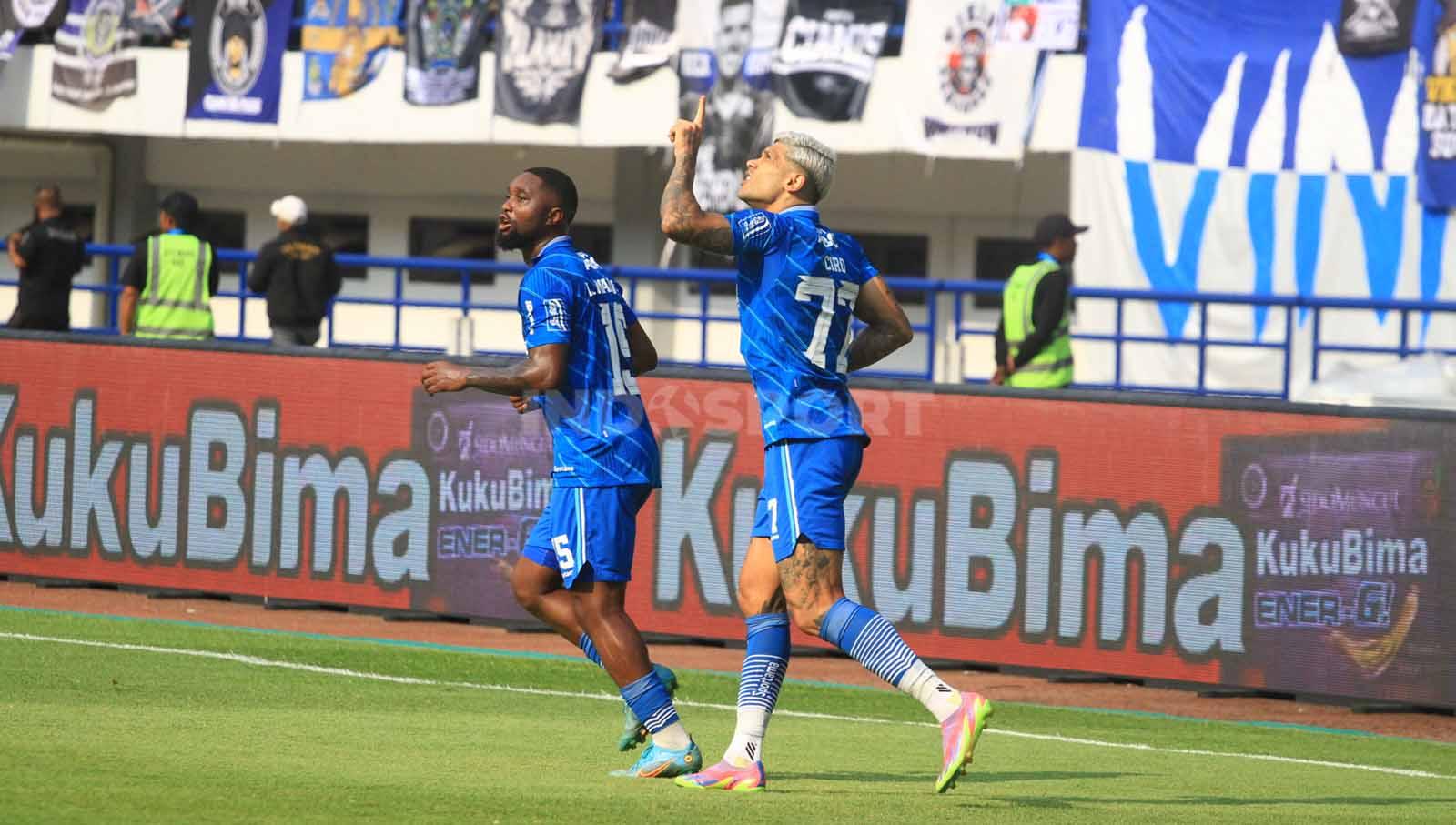 Selebrasi winger Persib, Ciro Alves usai mencatat gol ke gawang Arema FC pada pertandingan Liga 1 2023-2024 di Stadion GBLA, Kota Bandung, Rabu (08/11/23).