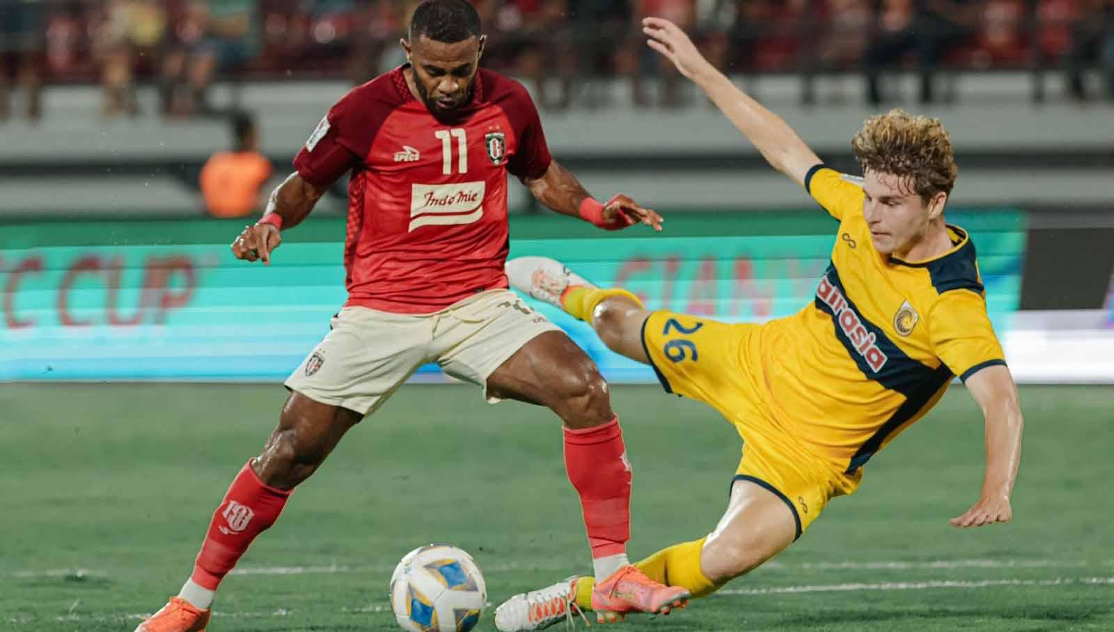 Duel Winger Bali United, Yabes Roni Malaifani, dengan pemain Central Coast Mariners, Brad Tapi, dalam pertandingan grup G Piala AFC 2023-2024 di Stadion Kapten I Wayan Dipta, Gianyar, Rabu (8/11/23).